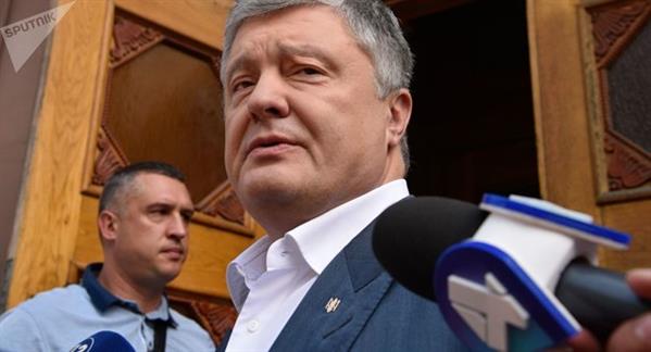 Cựu tổng thống Ukraine Piotr Poroshenko bị ném trứng