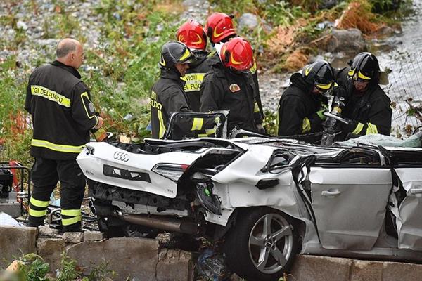 Ảnh: Hàng loạt ô tô bị rơi và đè bẹp rúm trong vụ sập cầu Italy