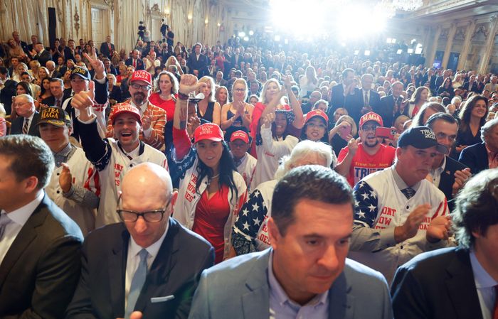 Căn phòng kín người ở Mar-a-Lago trong đêm ông Trump tuyên bố tranh cử