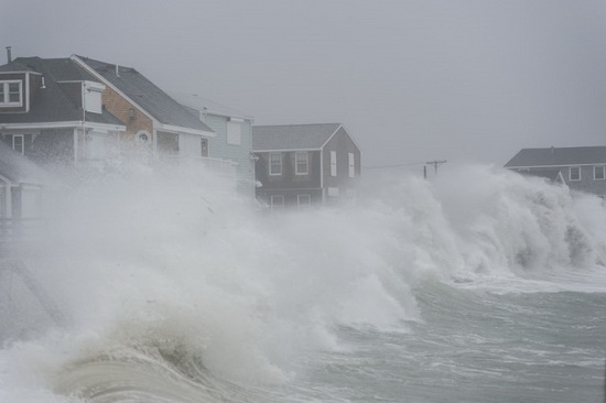 'Bom bão' tấn công bờ Đông nước Mỹ, 700.000 người bị mất điện