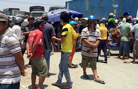 Dân chặn quốc lộ 1A: Đập phá khách sạn, làm hư hỏng ô tô