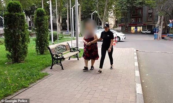 Người phụ nữ vô cớ vung dao đâm vào mặt bé trai 3 tuổi đang đi cùng bố mẹ
