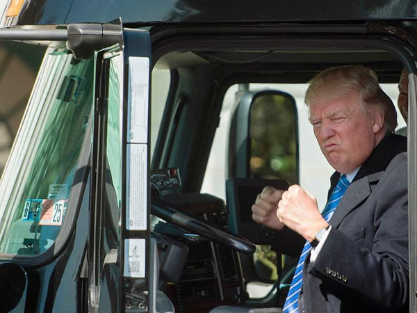 Ông Donald Trump không dám ngồi trên xe tự lái