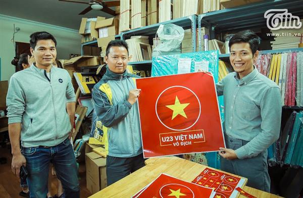 8X chi 150 triệu in hàng nghìn hình dán miễn phí cho cổ động viên U23 Việt Nam