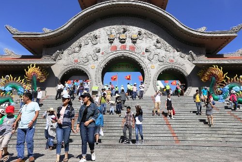 Ngày đầu năm 2017, khu vui chơi Sài Gòn chật cứng người