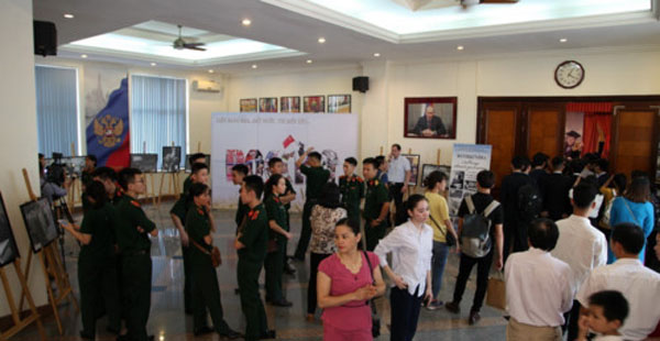 Triển lãm ảnh “Huyền thoại của ngành ngoại giao Liên Xô”