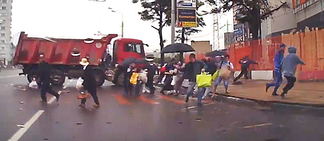 Moskva: Khách bộ hành thoát chết trong gang tấc khi xe tải lao vào đám đông