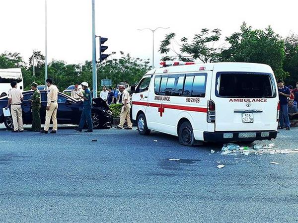 Vụ y tá văng ra đường: Xe cứu thương sai