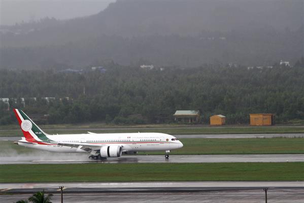 Chuyên cơ liên tục đáp xuống sân bay Đà Nẵng