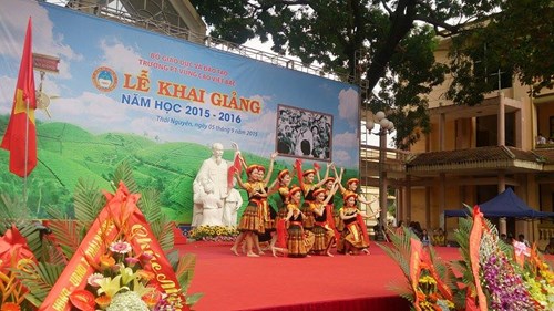 Nữ sinh khoe vẻ đẹp trong veo ngày tựu trường