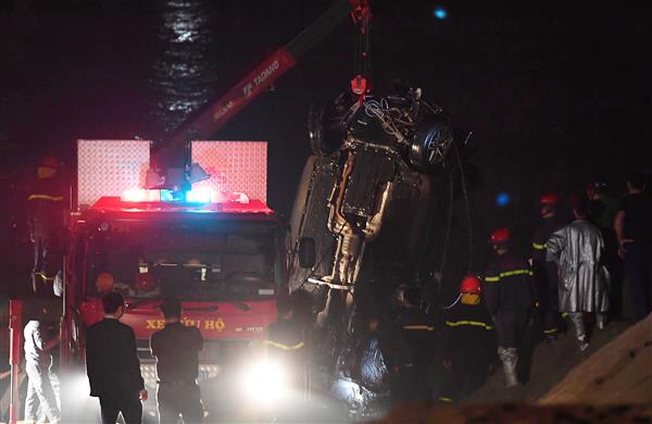 Trục vớt ô tô Mercedes lao từ cầu Chương Dương xuống sông Hồng: Hai thi thể trong xe gồm 1 nam, 1 nữ