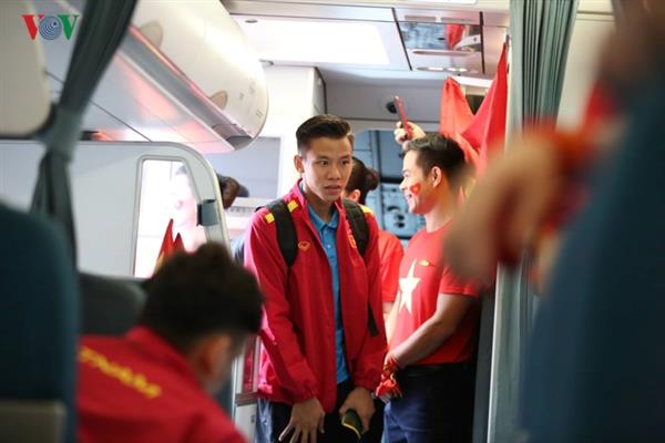 ĐT Việt Nam được chào đón như người hùng trên máy bay về nước
