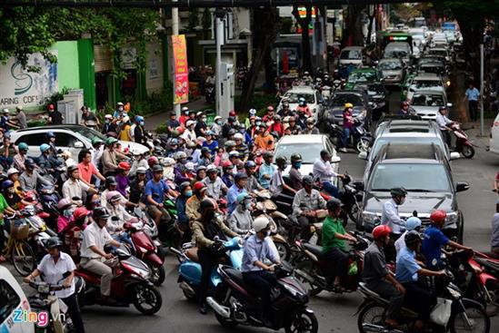 Hàng nghìn xe cộ kẹt cứng ở trung tâm Sài Gòn