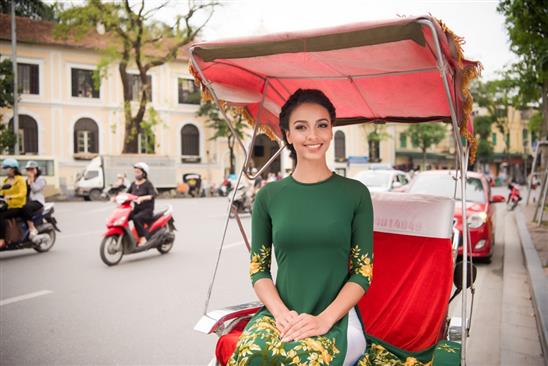 Hoa hậu Pháp diện áo dài dạo Hồ Gươm