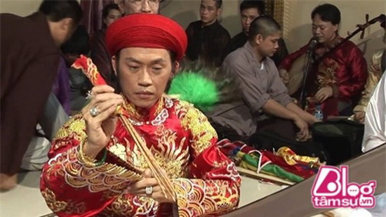 Bất ngờ với hình ảnh nghệ sĩ Hoài Linh khi tham gia hầu đồng