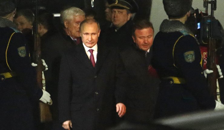 Truyền thông Ukraina nặn “tin” về chiếc bút chì bị ông Putin bẻ gãy