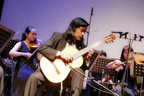 Nghệ sĩ Phạm Hồng Hà biểu diễn cùng Dàn nhạc Giao hưởng Việt Nam