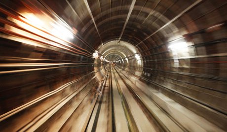 Tài xế metro Matxcơva cứu sống chú cún nhỏ rơi xuống đường ray