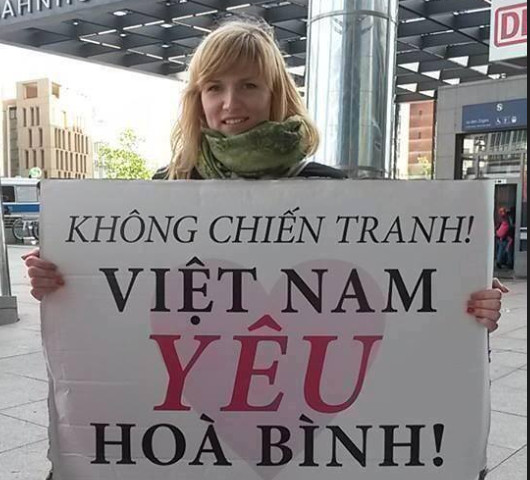 Cô gái Đức và tấm biển 'Việt Nam yêu hòa bình'