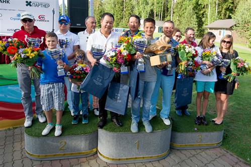 Mùa xuân đến và phong trào chơi golf rầm rộ của người Việt Nam tại Nga