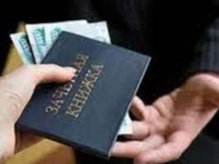 ‘Chợ’ mua bán điểm tràn lan học đường Nga?