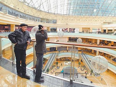 Moskva: Nhiều người đến trung tâm mua sắm chỉ để 