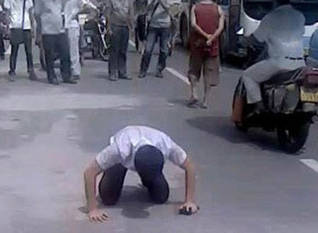 Bắt Việt kiều quỳ lạy và cướp dây chuyền vàng vì va chạm giao thông