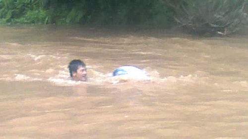 Rơi nước mắt với clip chui vào túi nilông để... qua suối