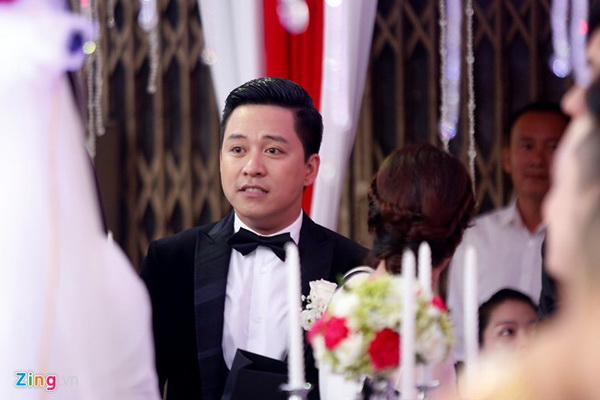 Tuấn Hưng dùng xe biển lạ đi rước dâu