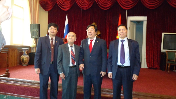 Thứ trưởng Ngoại giao Nguyễn Thanh Sơn gặp gỡ bà con cộng đồng tại LB Nga