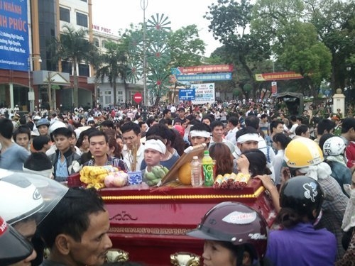 Vĩnh Phúc: Mang quan tài qua nhiều phố để phản đối