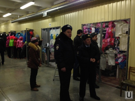 Tịch thu hàng quần áo trẻ em kém chất lượng ở chợ vùng Ural