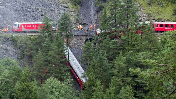 Tàu chở 200 người bị đứt đôi, rơi toa xuống núi