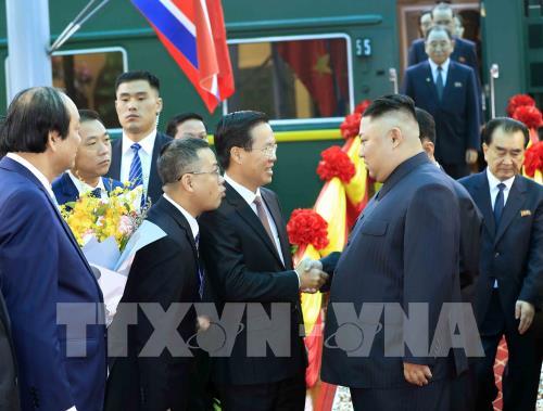 Chủ tịch Triều Tiên Kim Jong-un đến ga Đồng Đăng, bắt đầu chuyến công du Việt Nam