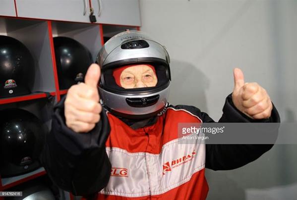 Cụ bà 96 tuổi vẫn tham gia đua xe