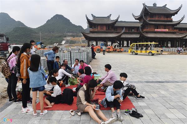 Dòng người đến ngôi chùa lớn nhất thế giới ở Hà Nam dù chưa xây xong