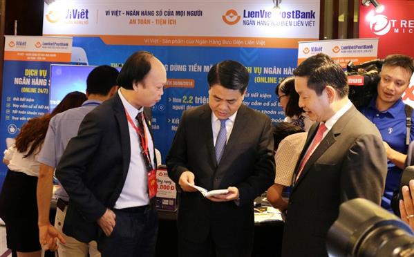 Chủ tịch UBND TP Hà Nội Nguyễn Đức Chung thăm gian hàng Ví Việt