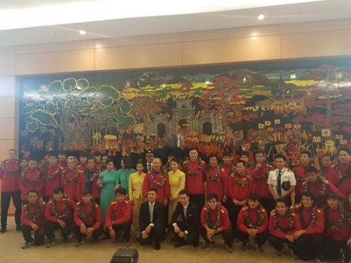 Thầy trò HLV Park Hang-seo cười tươi rói vẫy tay với người hâm mộ khi vừa đến sân bay