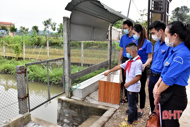 Học sinh lớp 4 cứu bé 2 tuổi rơi xuống ao