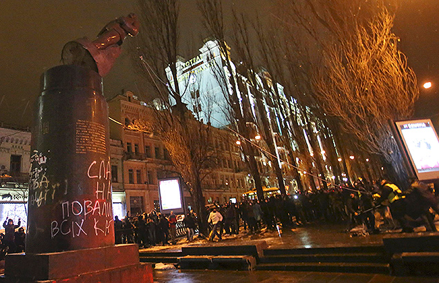 Ukraine: Những kẻ quá khích kéo đổ tượng Lenin tại Kiev