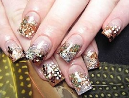Nga: Cuộc sống chưa biết của người Việt làm nail nơi đất khách