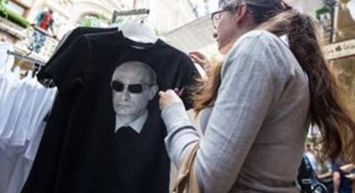 Áo thun in hình Tổng thống Putin gây sốt ở Nga