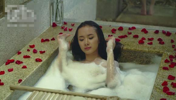 Angela Phương Trinh có cảnh tắm táo bạo trong phim mới