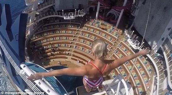 Màn nhảy cầu từ độ cao 16 m xuống bể bơi sâu nhất thế giới