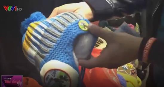 Clip: Truy tìm thiết bị bí ẩn trong chiếc mũ len Trung Quốc khiến trẻ em ù tai, nhức óc