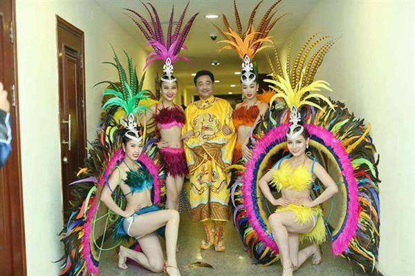 3 cô gái trên sân khấu Táo Quân đã nóng bỏng, ngoài đời còn bốc lửa hơn