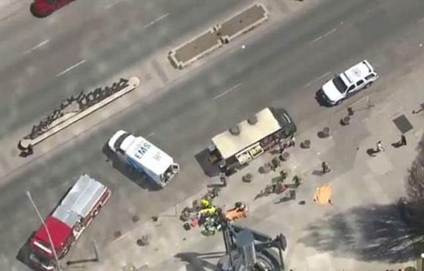 Video hiện trường vụ xe tải đâm chết 9 người ở Toronto