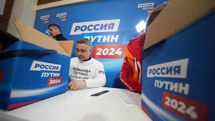 Video những chữ ký ủng hộ ông Putin trong cuộc bầu cử tổng thống Nga 2024