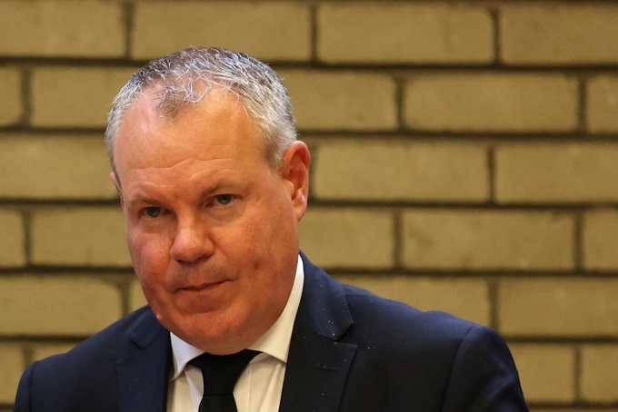 Bộ trưởng Anh bị sa thải vì chạm đùi nam thanh niên trong quán bar