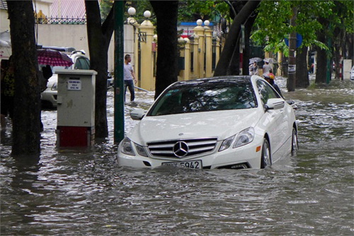 Xe tiền tỷ 'bơi' trên đường Hà Nội